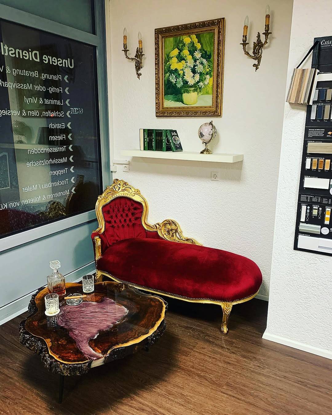 Showroom mit Couchtisch und roter Récamiere