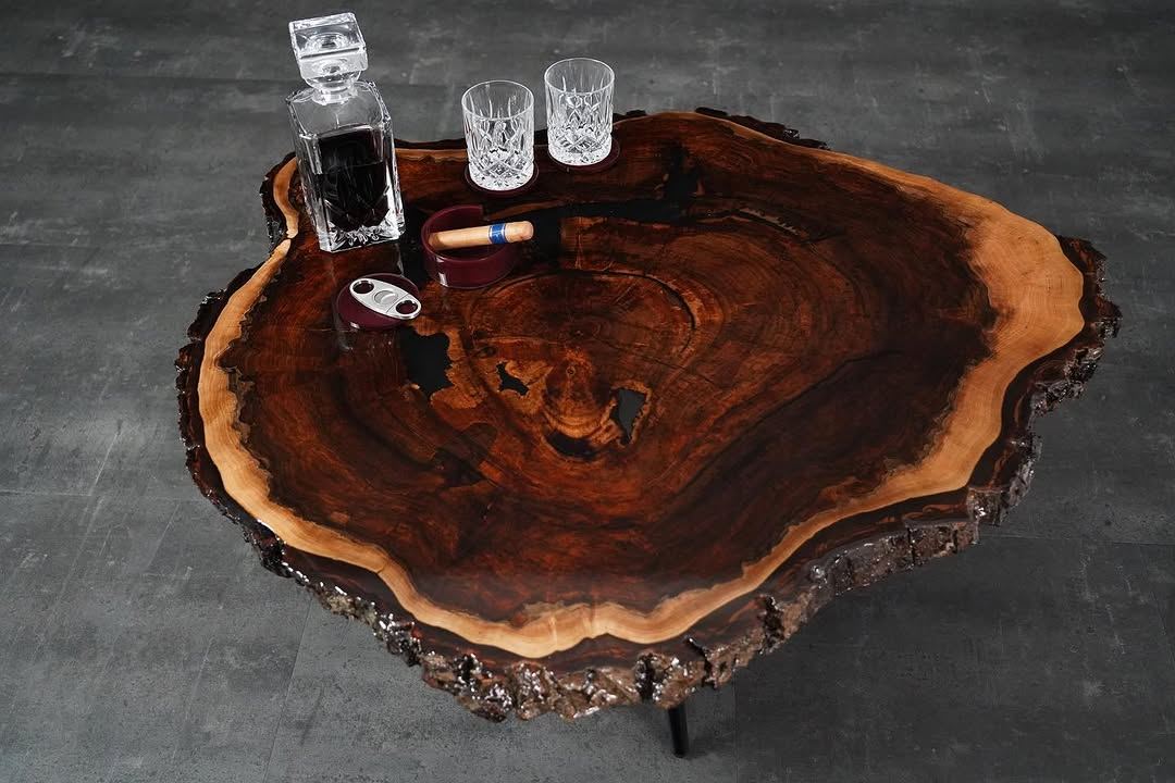 Couchtisch aus einer Walnuss-Maserscheibe mit bernsteinfarbenem Epoxidharz