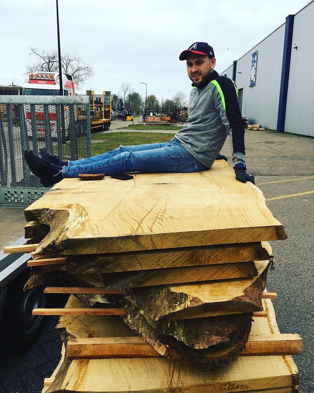Der Macher hinter Filwoods auf einem Stapel Massivholz-Bohlen