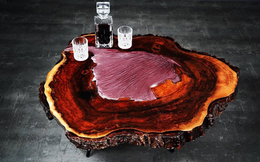 Couchtisch aus Baumscheibe mit rubinrotem Epoxidharz