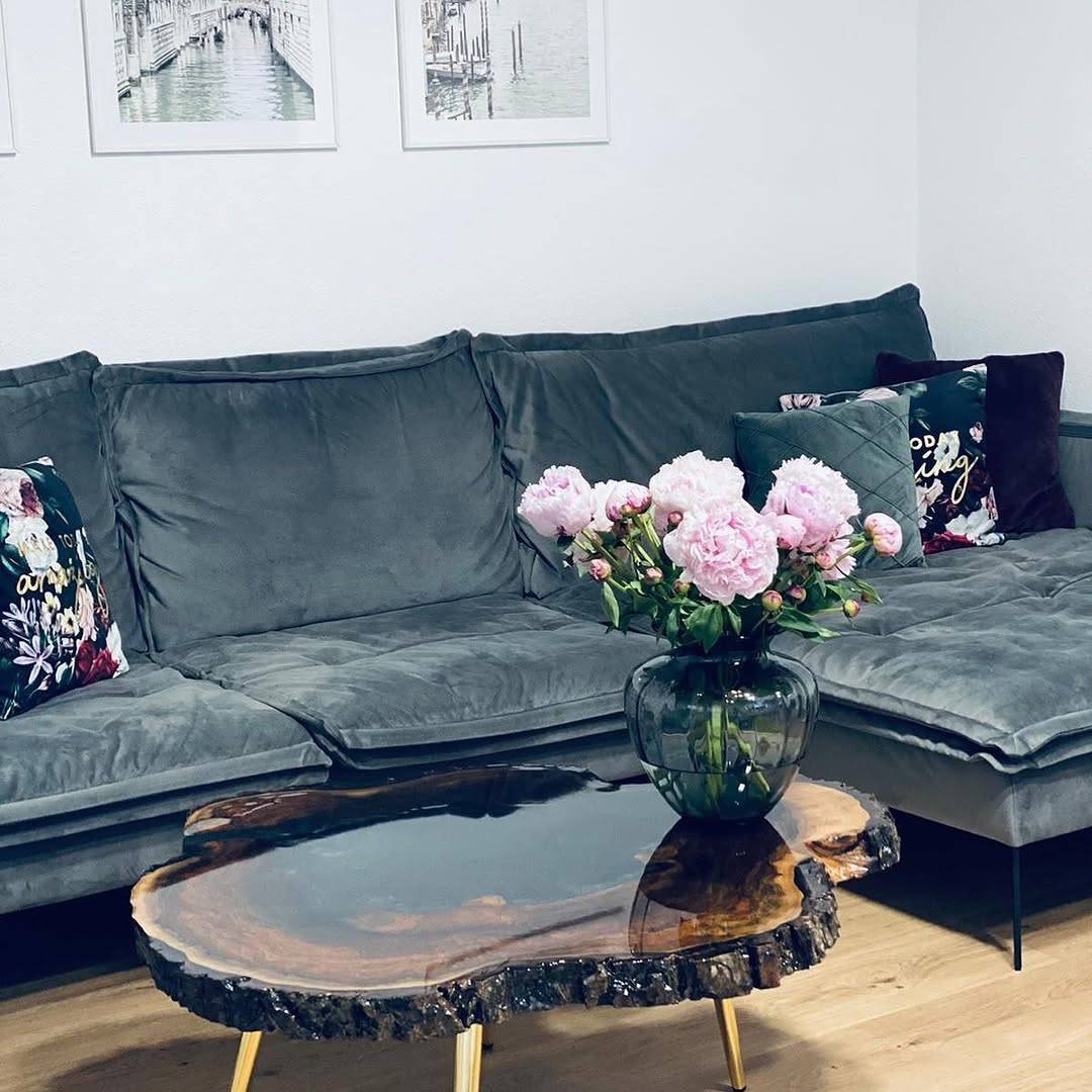 Live-Edge-Couchtisch im Wohnzimmer